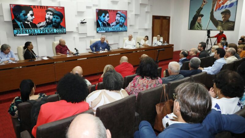 Intercambia Díaz-Canel con profesionales de la prensa en su día