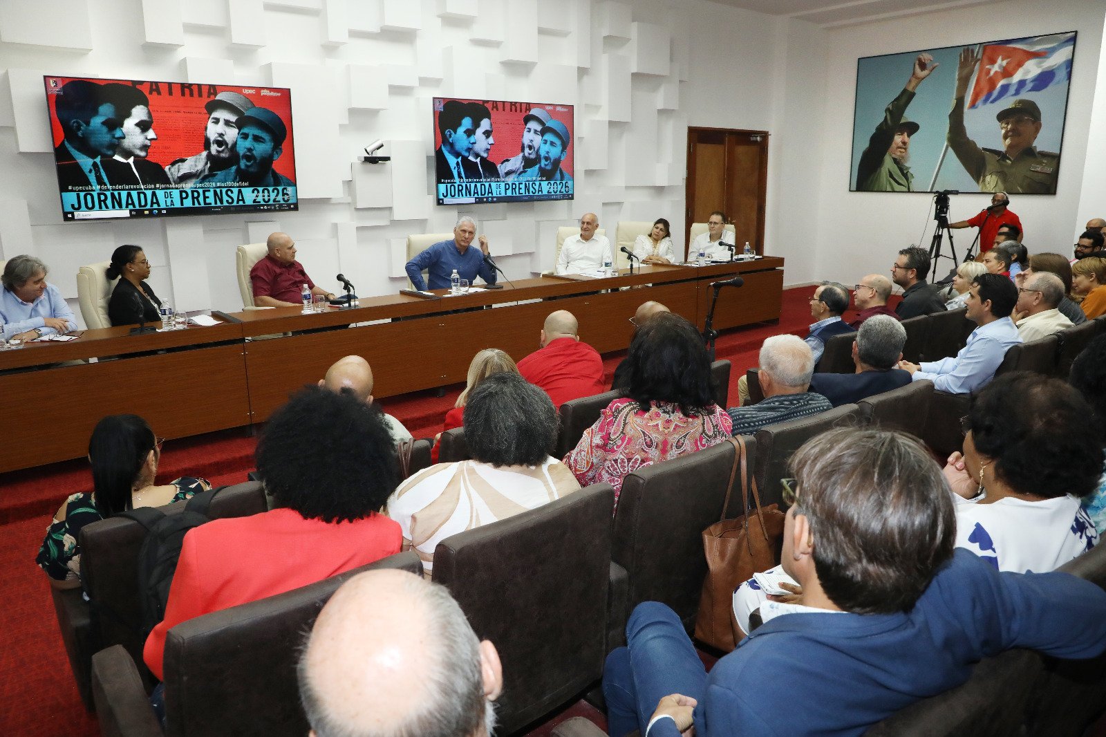 Intercambia Díaz-Canel con profesionales de la prensa en su día