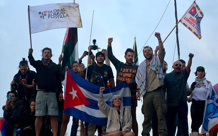 Cuba recibe a buque de activistas del convoy Nuestra América