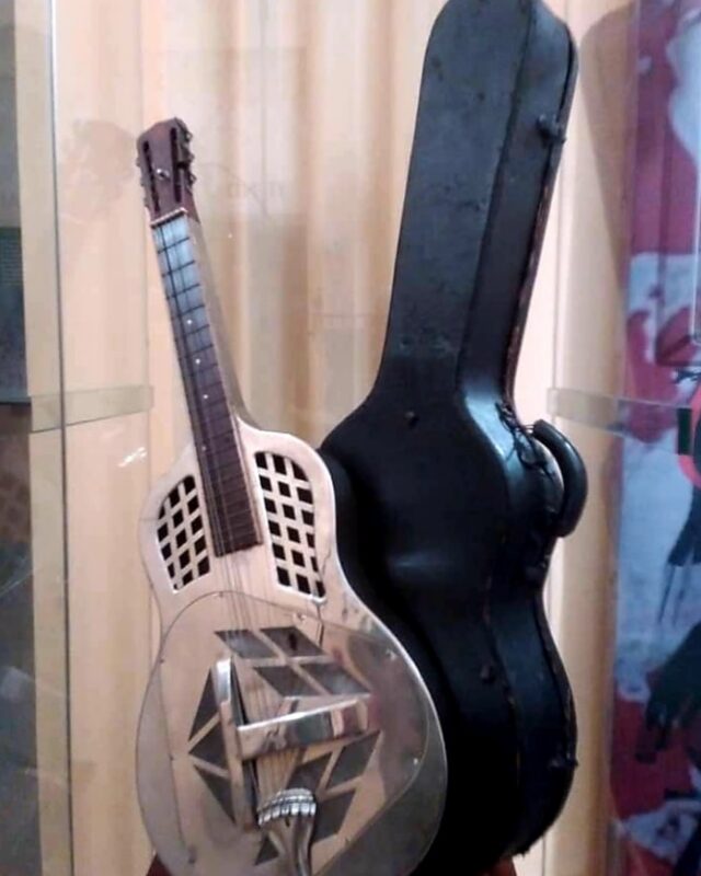 Exhiben en Cuba raro ejemplar de guitarra acústica-resonadora Style-1