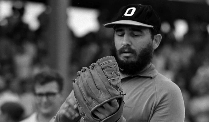 Fidel lanza la primera bola en la inauguración del Campeonato Nacional de Béisbol Amateur