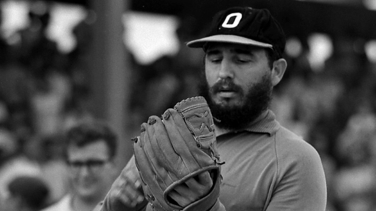 Fidel lanza la primera bola en la inauguración del Campeonato Nacional de Béisbol Amateur