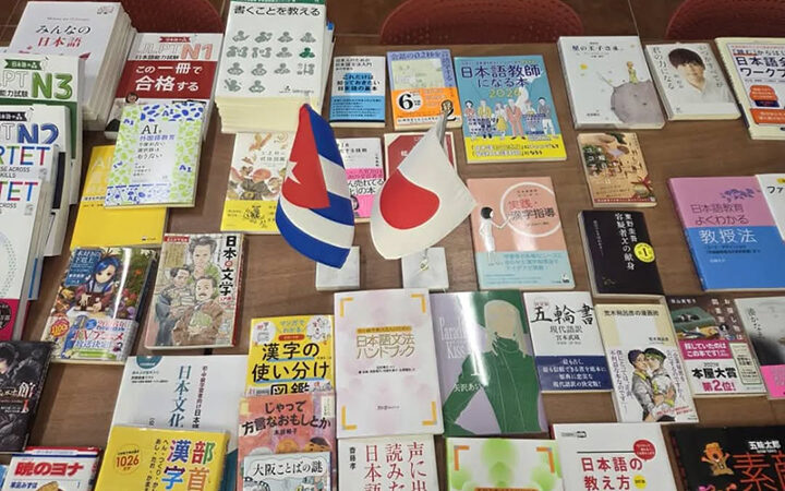 Dona asociación japonesa lote de libros a la Casa de Asia en La Habana