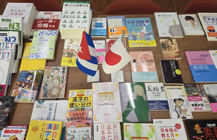Dona asociación japonesa lote de libros a la Casa de Asia en La Habana