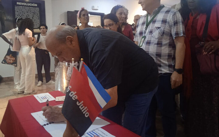 Periodistas y comunicadores suman sus firmas por la Patria