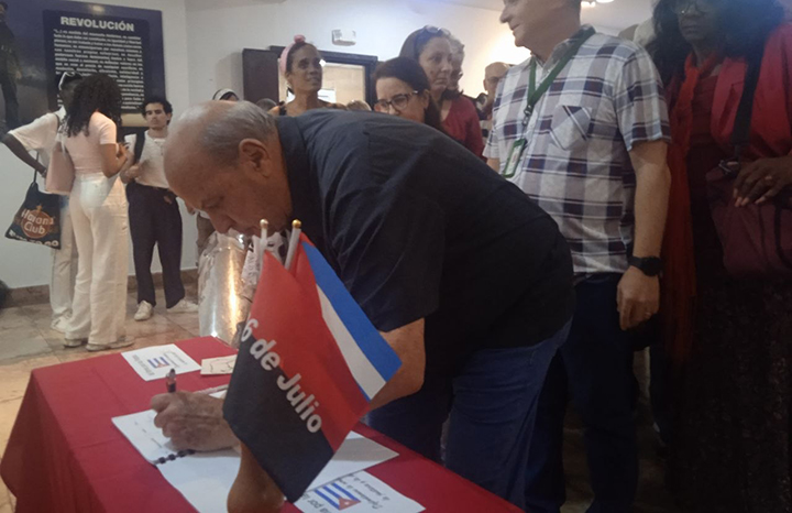 Periodistas y comunicadores suman sus firmas por la Patria