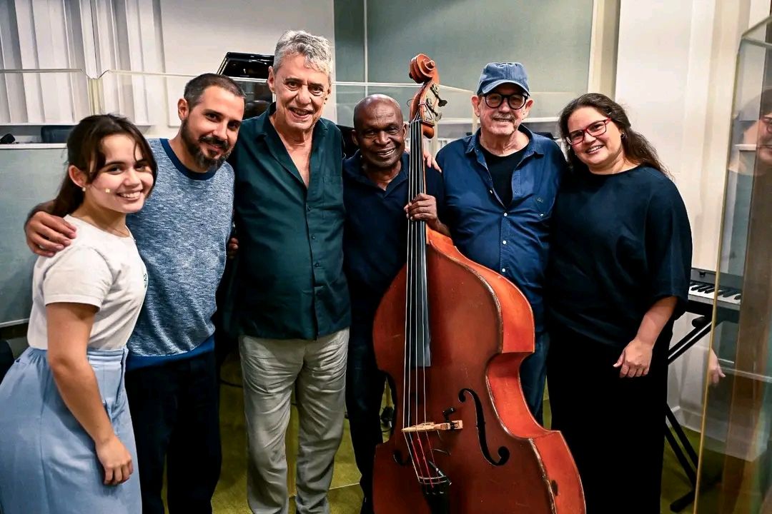 Viaje musical y solidario de Chico Buarque a Cuba