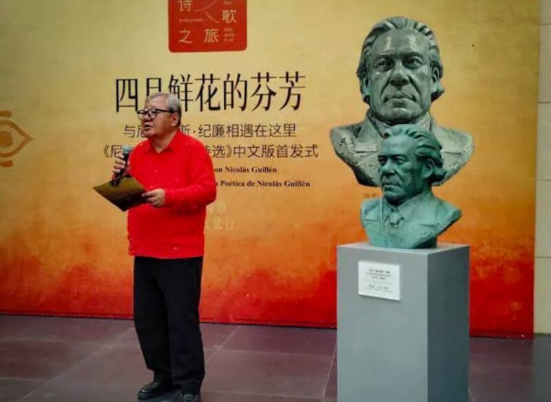 Develan en China busto de Nicolás Guillén