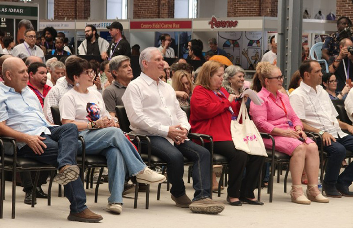 Participa Díaz-Canel en clausura del Coloquio Internacional Patria