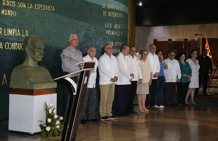 Homenaje a cuadros del Partido en el Memorial José Martí