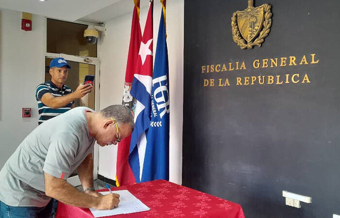 Fiscales cubanos firman por el mañana