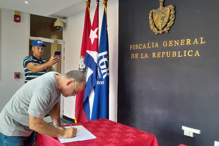 Fiscales cubanos firman por el mañana