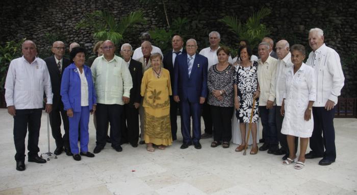 Entregan en Cuba condecoraciones sindicales