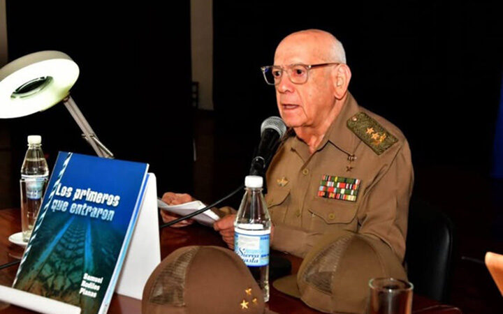 Presentan libro sobre la victoria contra la invasión por Playa Girón