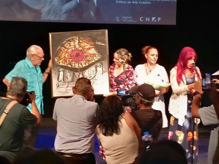 Recibe Roberto Salas el Premio Nacional de Artes Plásticas 2025