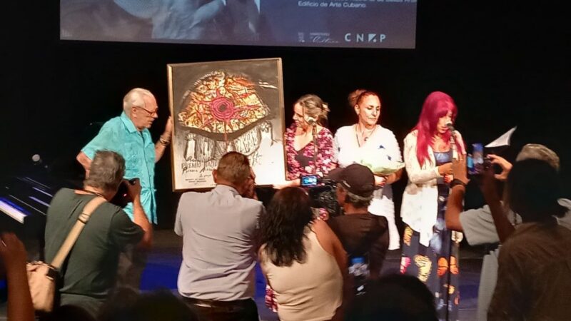 Recibe Roberto Salas el Premio Nacional de Artes Plásticas 2025