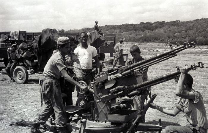 Invasión mercenaria por Playa Girón
