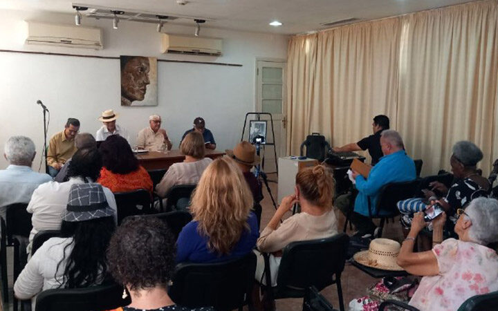 En Centro Dulce María Loynaz lecturas del 32º Festival de Poesía de La Habana