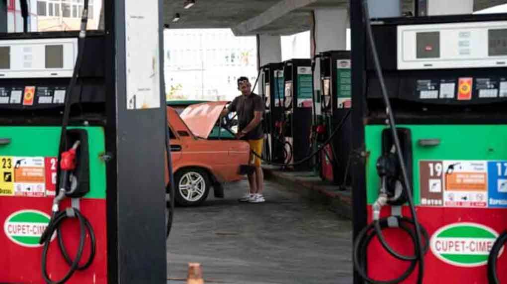 Reajustan precios de venta de combustible en dólares
