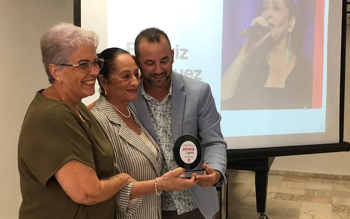 Recibe Beatriz Márquez distinción Artista Leyenda