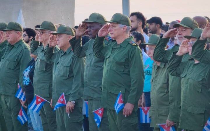 Díaz-Canel junto al pueblo en movilización de respaldo a Raúl