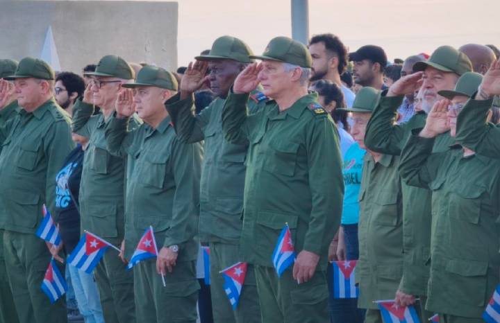 Díaz-Canel junto al pueblo en movilización de respaldo a Raúl