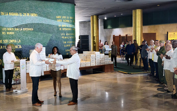 Firmas por la Patria, el mejor homenaje al Maestro