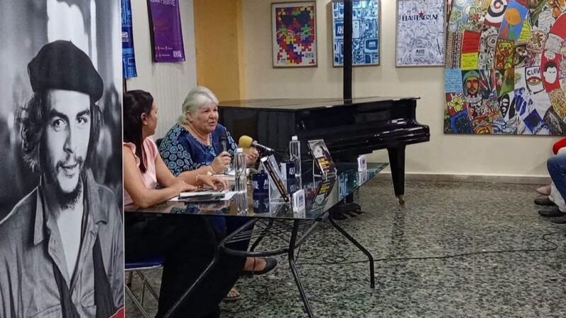 Presentan en el Pabellón Cuba el libro El Che Ministro. Testimonio de un colaborador