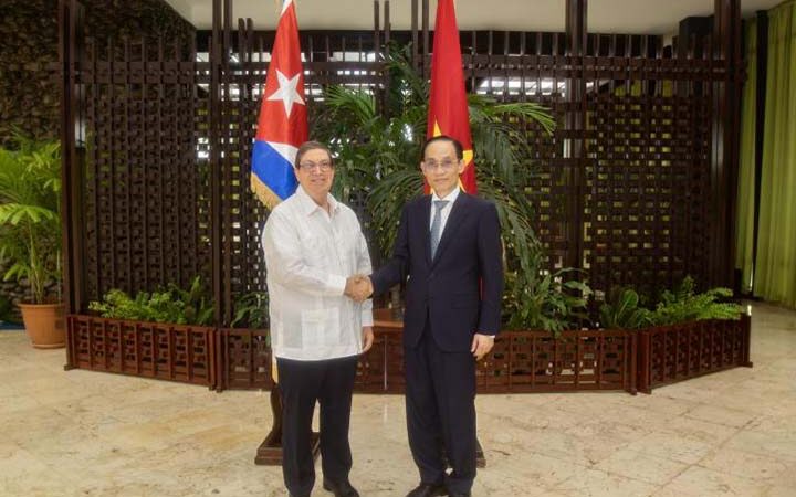 Recibe canciller cubano a su homólogo vietnamita