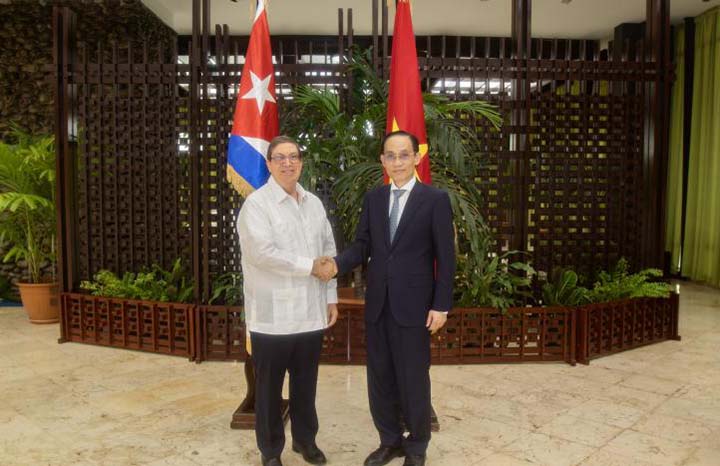 Recibe canciller cubano a su homólogo vietnamita