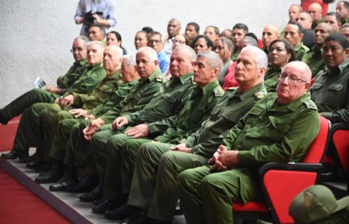 Felicita Raúl a combatientes del Ejército Occidental