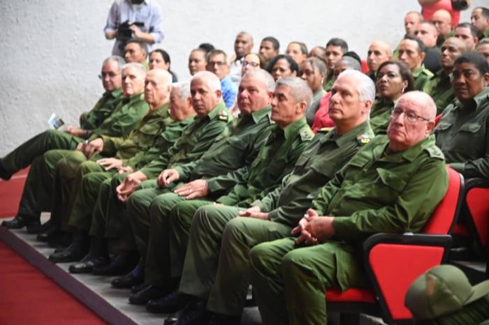 Felicita Raúl a combatientes del Ejército Occidental