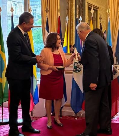 Recibe compositora cubana Reina Portuondo Medalla del Senado Francés