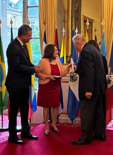 Recibe compositora cubana Reina Portuondo Medalla del Senado Francés