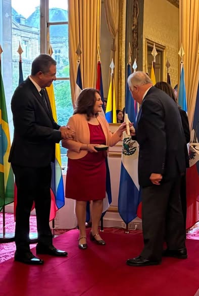 Recibe compositora cubana Reina Portuondo Medalla del Senado Francés