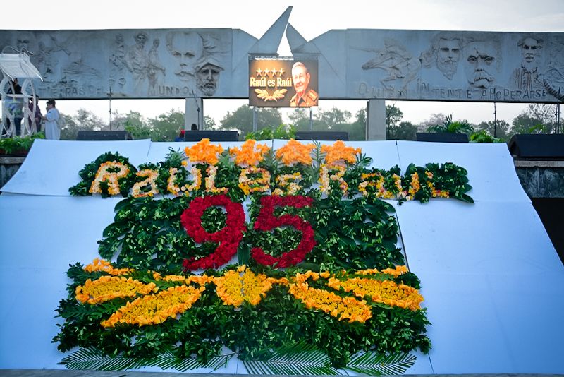 Celebra Cuba el cumpleaños 95 de Raúl