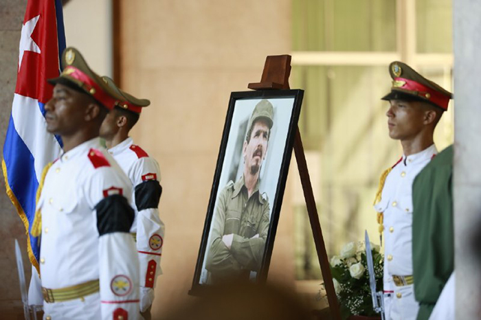 Ofrendas florales de Raúl y Díaz-Canel para Ramiro Valdés
