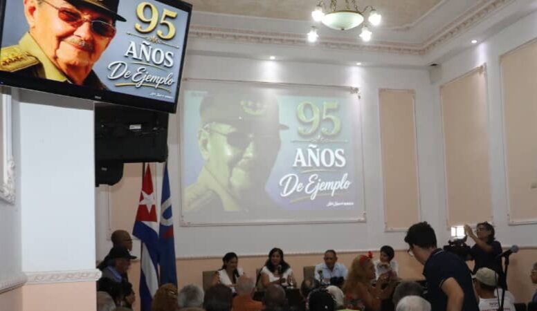 Periodistas cubanos rinden homenaje a Raúl Castro