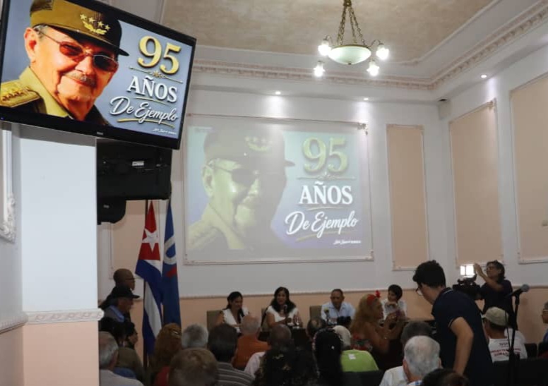 Periodistas cubanos rinden homenaje a Raúl Castro