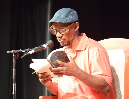 Poeta Rito Ramón Aroche en espacio literario de la librería Fayad Jamís