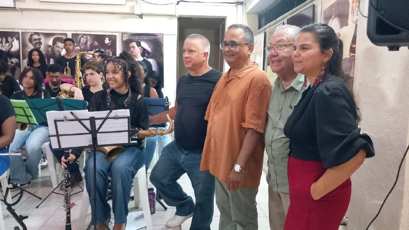 Compositor mexicano Luis Pérez Sabido intercambia con jóvenes estudiantes