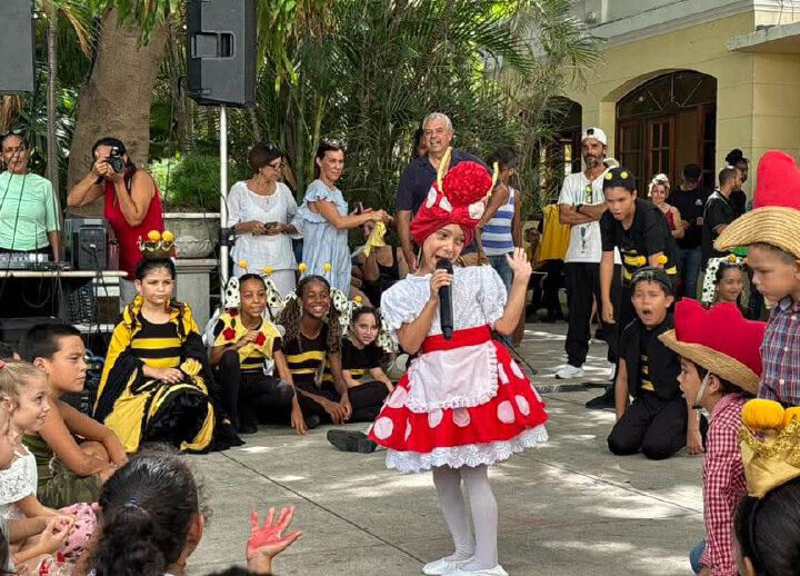 Música de los Van Van hace bailar a grandes y pequeños en la Uneac