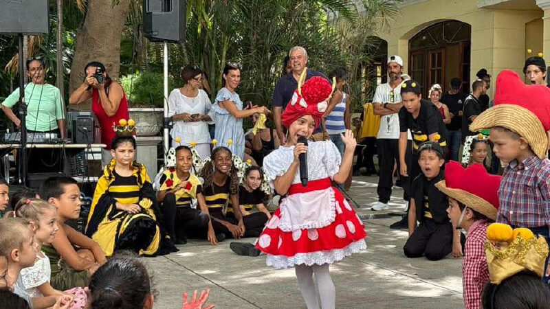 Música de los Van Van hace bailar a grandes y pequeños en la Uneac