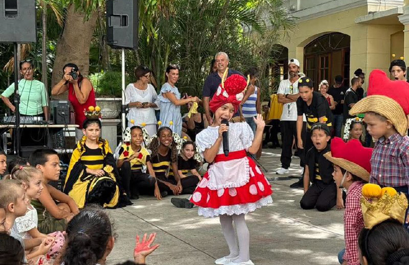 Música de los Van Van hace bailar a grandes y pequeños en la Uneac