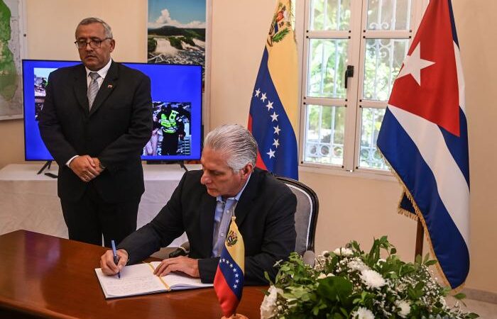 Firma Presidente de Cuba libro de condolencias por terremotos en Venezuela