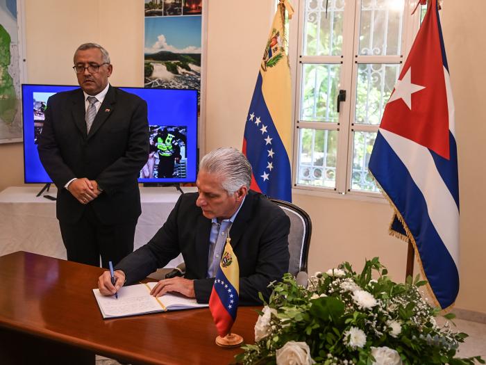 Firma Presidente de Cuba libro de condolencias por terremotos en Venezuela