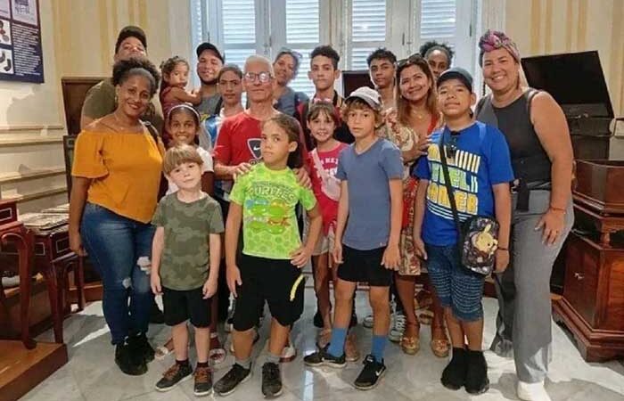 Enseñan a niñas y niños habaneros el arte de la improvisación poética