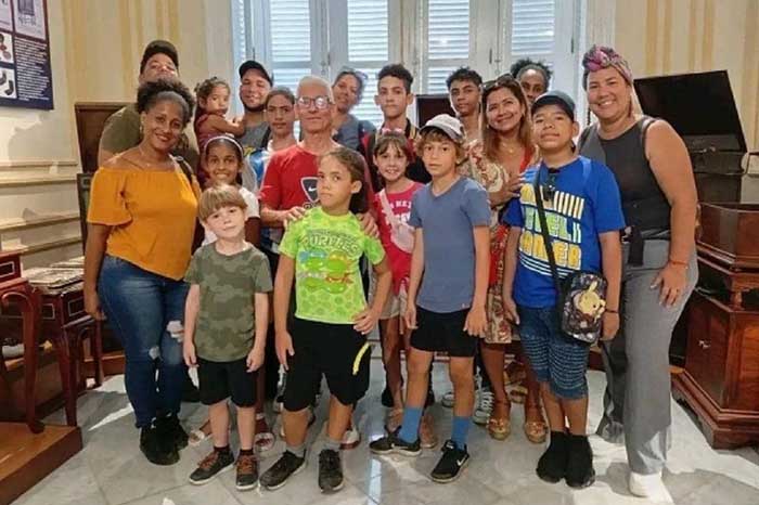Enseñan a niñas y niños habaneros el arte de la improvisación poética