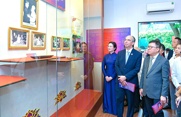 Inauguran exposición sobre Fidel y Ho Chi Minh en Vietnam