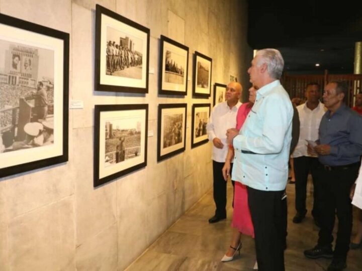 Inauguran exposición Fidel en la Plaza en el Memorial José Martí